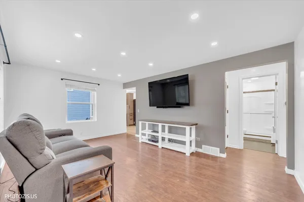 $299,900 | 152 Pearl Street, Cary, IL 60013