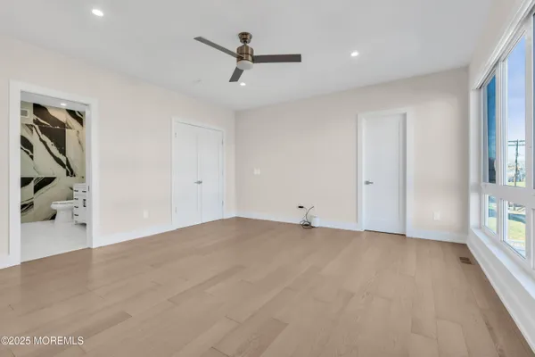 a view of a livingroom with a ceiling fan & entryway