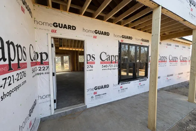 $319,900 | 1 Hickory Cove Lane, Moneta, VA 24121