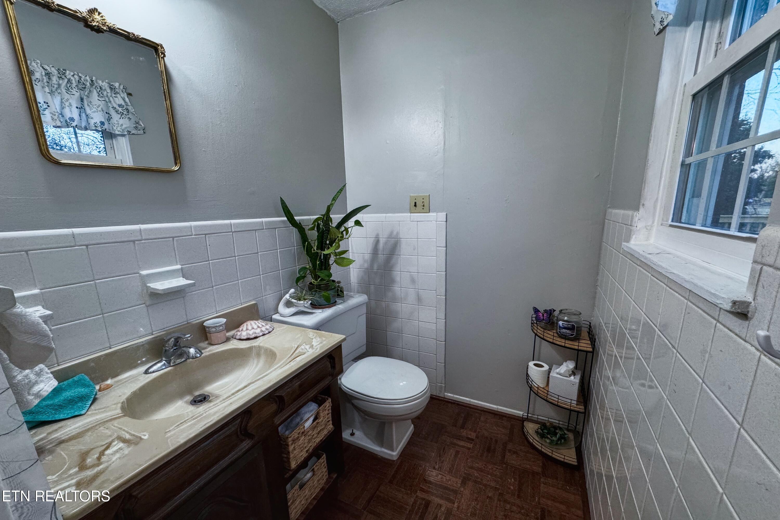 725 Robertsville Road Oak Ridge, TN 37830 - Photo 17 of 35 1/2 bath Primary Bedroom Main lvl