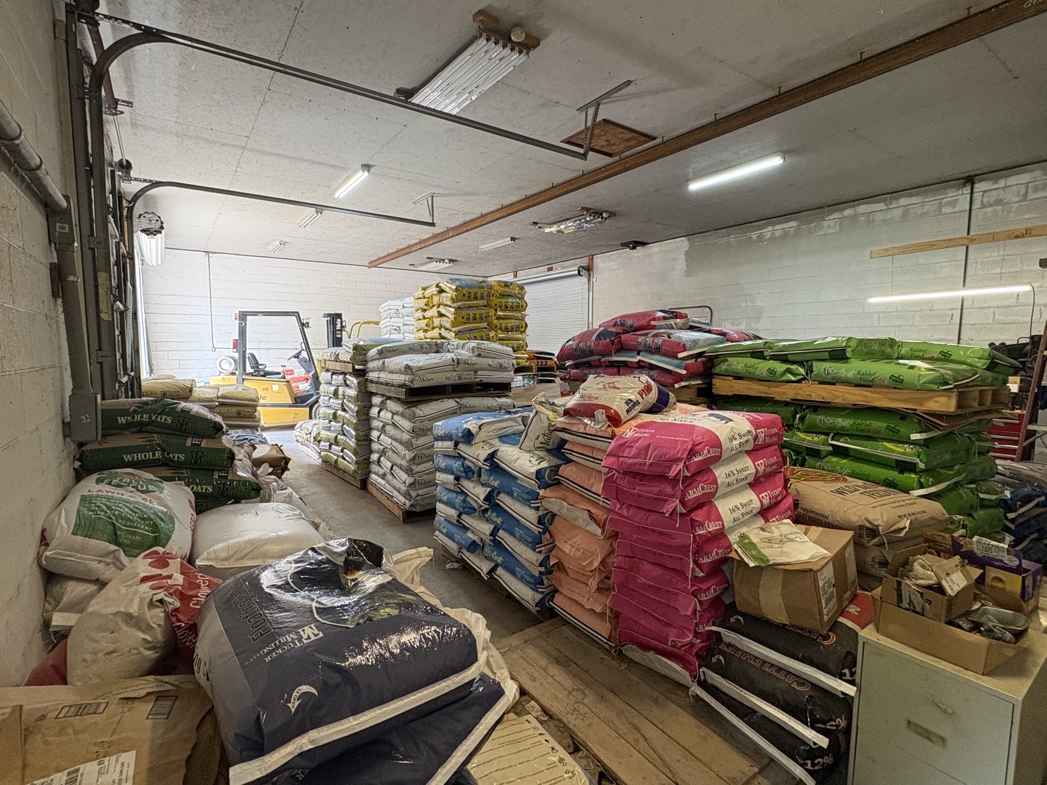 106 Cotham Road Hohenwald, TN 38462 - Photo 11 of 14 a room with lots of different furniture