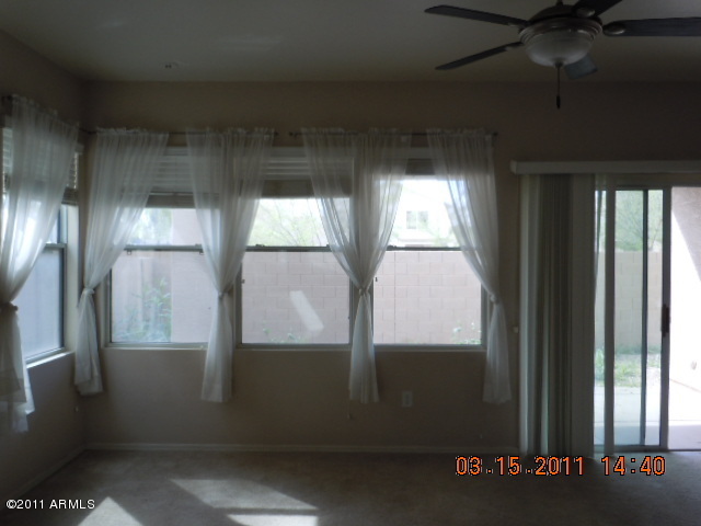 1464 South Hawk Lane Gilbert, AZ 85296 - Photo 9 of 11 living area