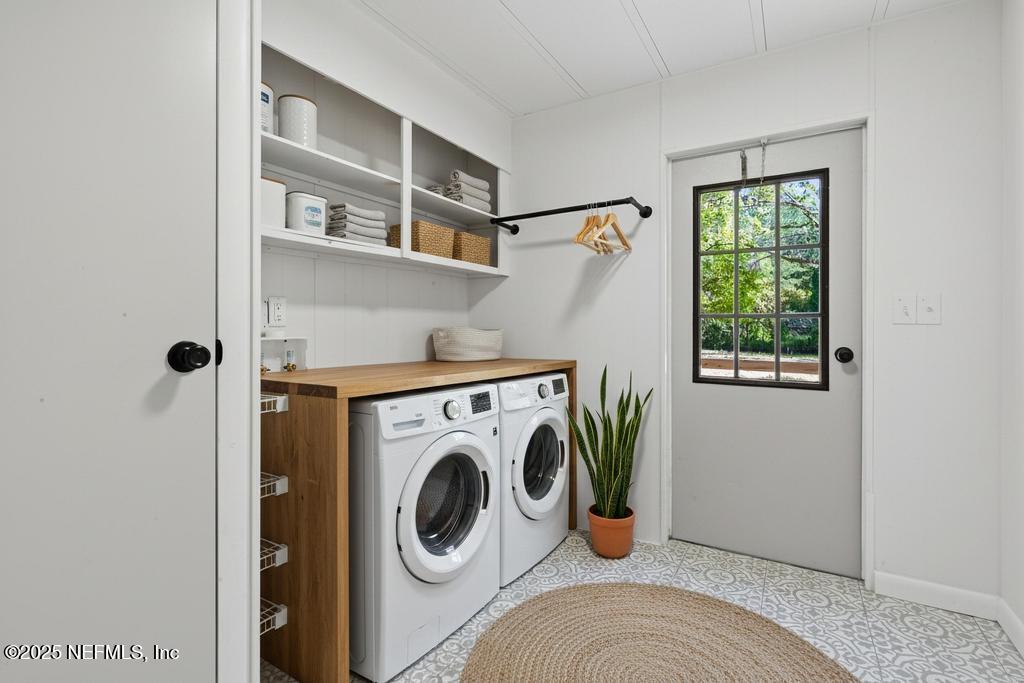 560 Quarter Horse Lane Bunnell, FL 32110 - Photo 39 of 66 a view of livingroom with washer and dryer