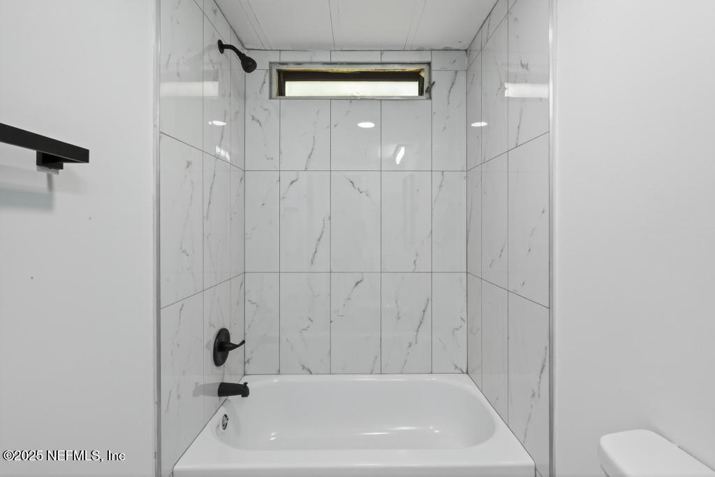 560 Quarter Horse Lane Bunnell, FL 32110 - Photo 48 of 66 a bathroom with a bathtub and shower