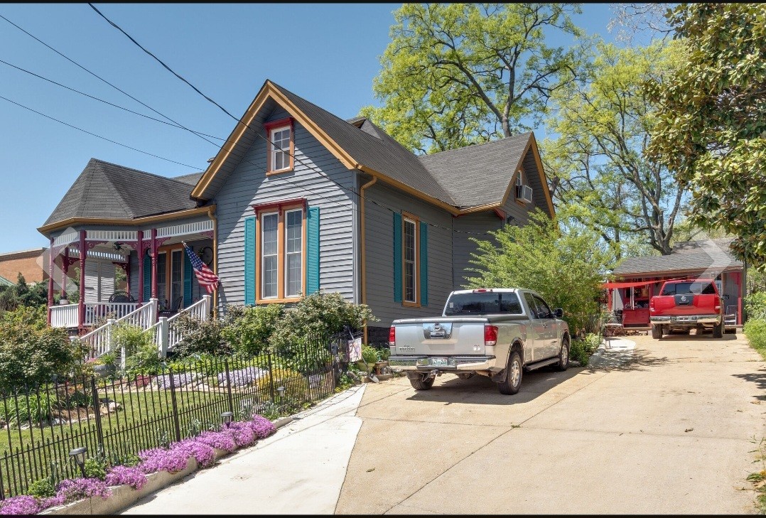 210 South 6th Street Pulaski, TN 38478 - Photo 3 of 44 a house view with a outdoor space