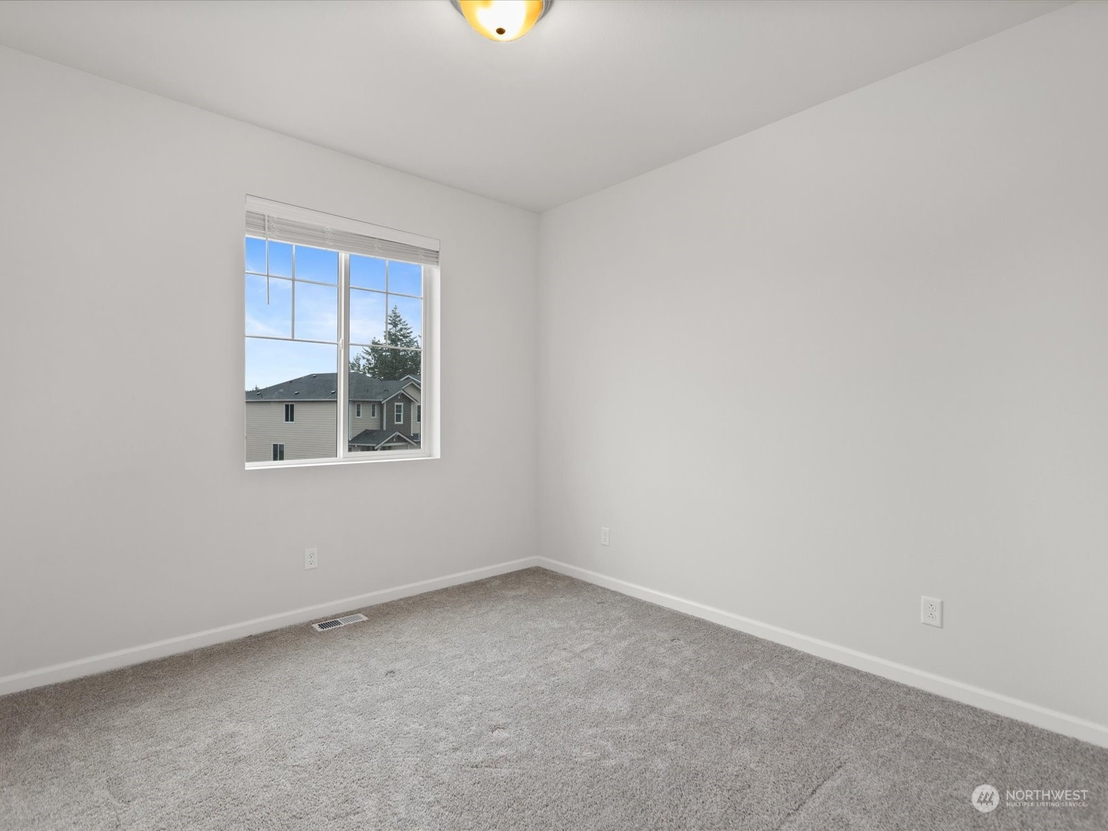 9752 Prospect Place Gig Harbor, WA 98332 - Photo 24 of 40 an empty room with a window