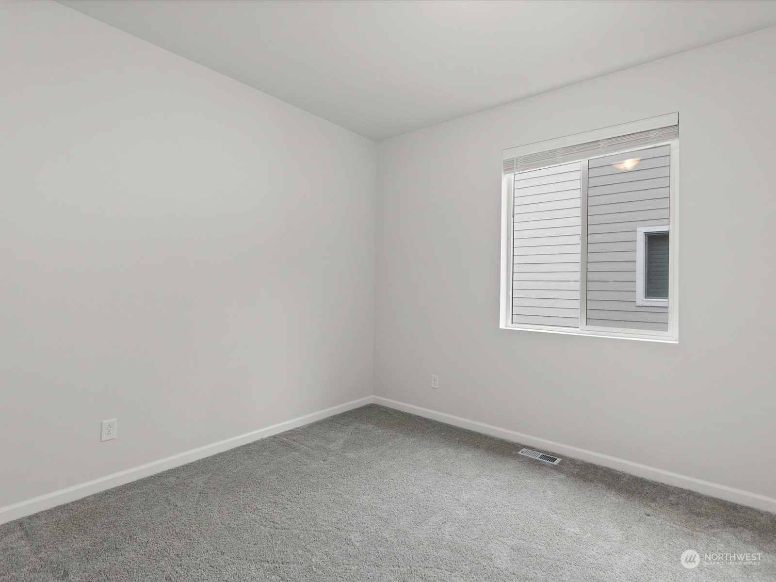 9752 Prospect Place Gig Harbor, WA 98332 - Photo 26 of 40 an empty room with a window
