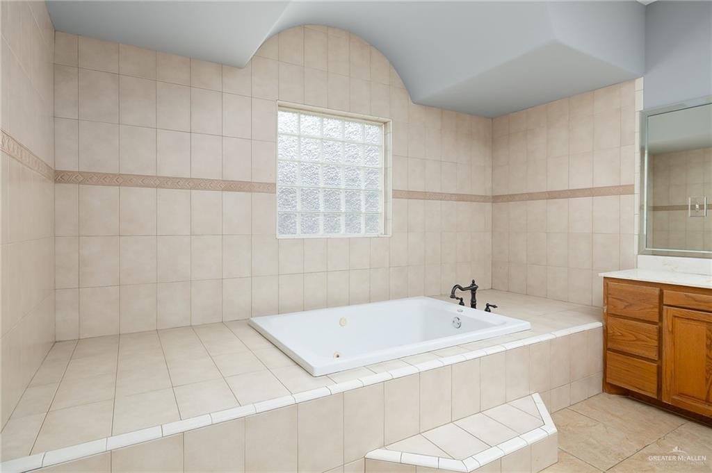 1236 Chloe Rae Circle Weslaco, TX 78599 - Photo 22 of 30 a bath tub sitting in a bathroom next to a window