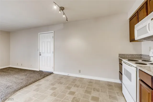 $1,275 | 5224 River Glen Drive, Unit 446, Las Vegas, NV 89103
