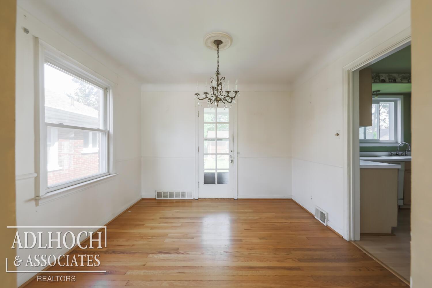 1048 Vernier Road Grosse Pointe, MI 48236 - Photo 6 of 16 50119480-5.JPG