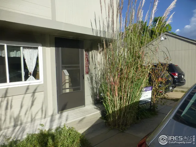 a view of a pathway with a pathway