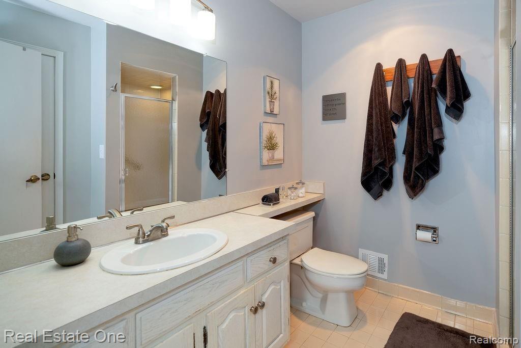 940 Golfview Court Rochester, MI 48307 - Photo 22 of 39 020 - Master Bathroom.jpg