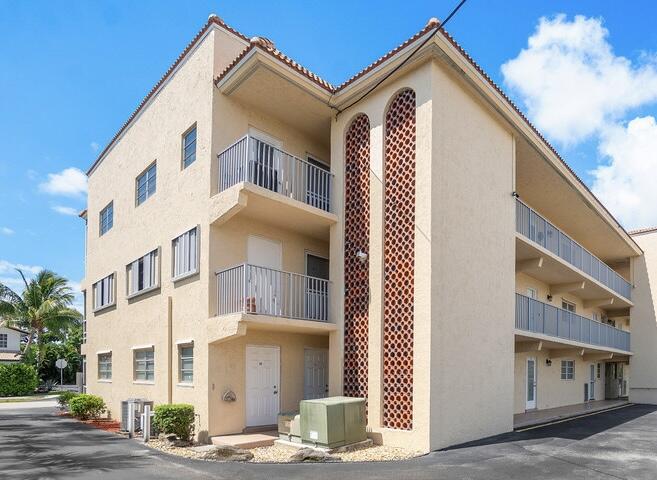 331 Southwest 8th Street, Unit 2CE Boca Raton, FL 33432 - Photo 18 of 19 a view of a house with a street