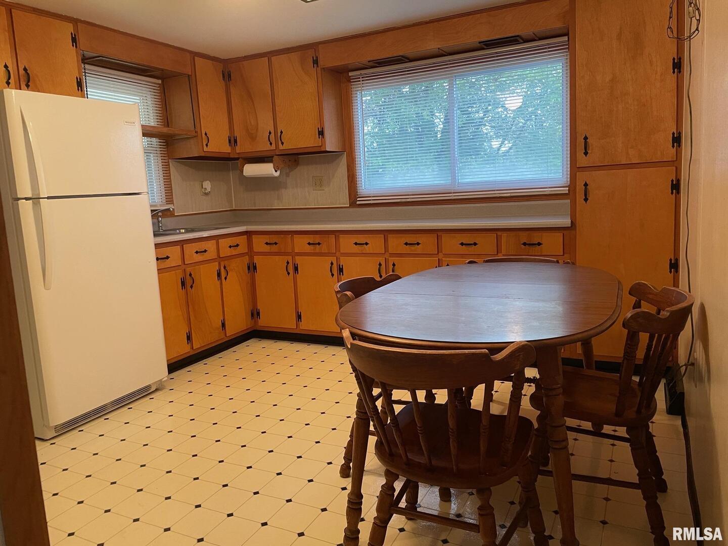 687 5th Street Omaha, IL 62871 - Photo 4 of 10