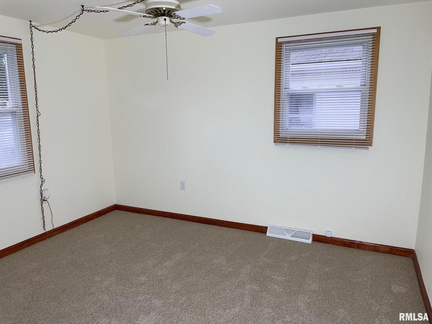 687 5th Street Omaha, IL 62871 - Photo 8 of 10