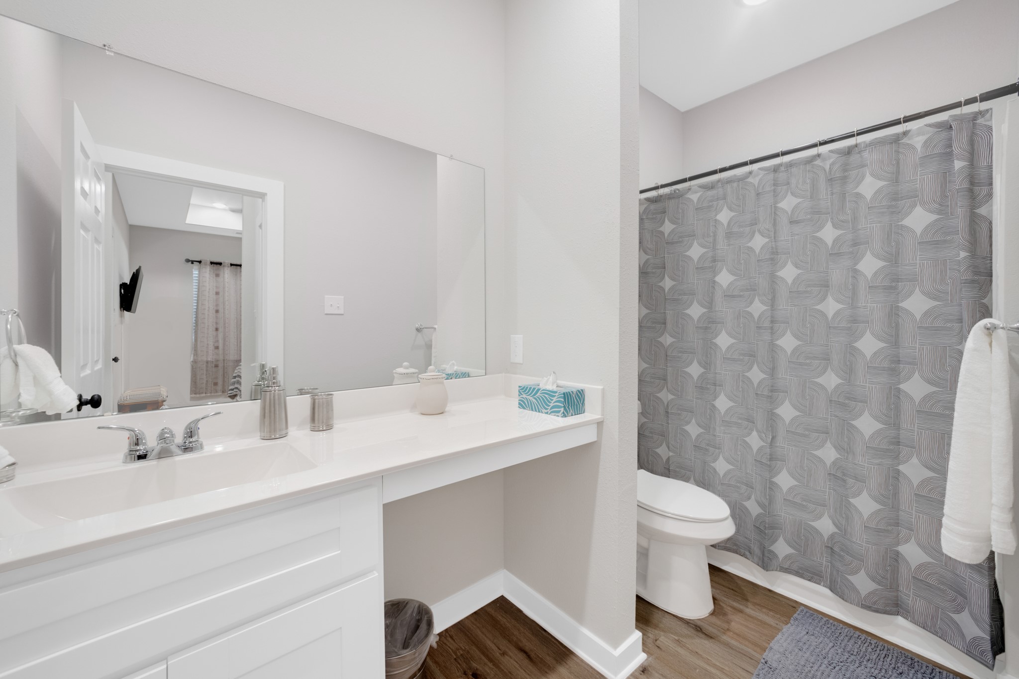 10317 Lake Road, Unit 9D Houston, TX 77070 - Photo 13 of 20 a bathroom with a sink a toilet and shower