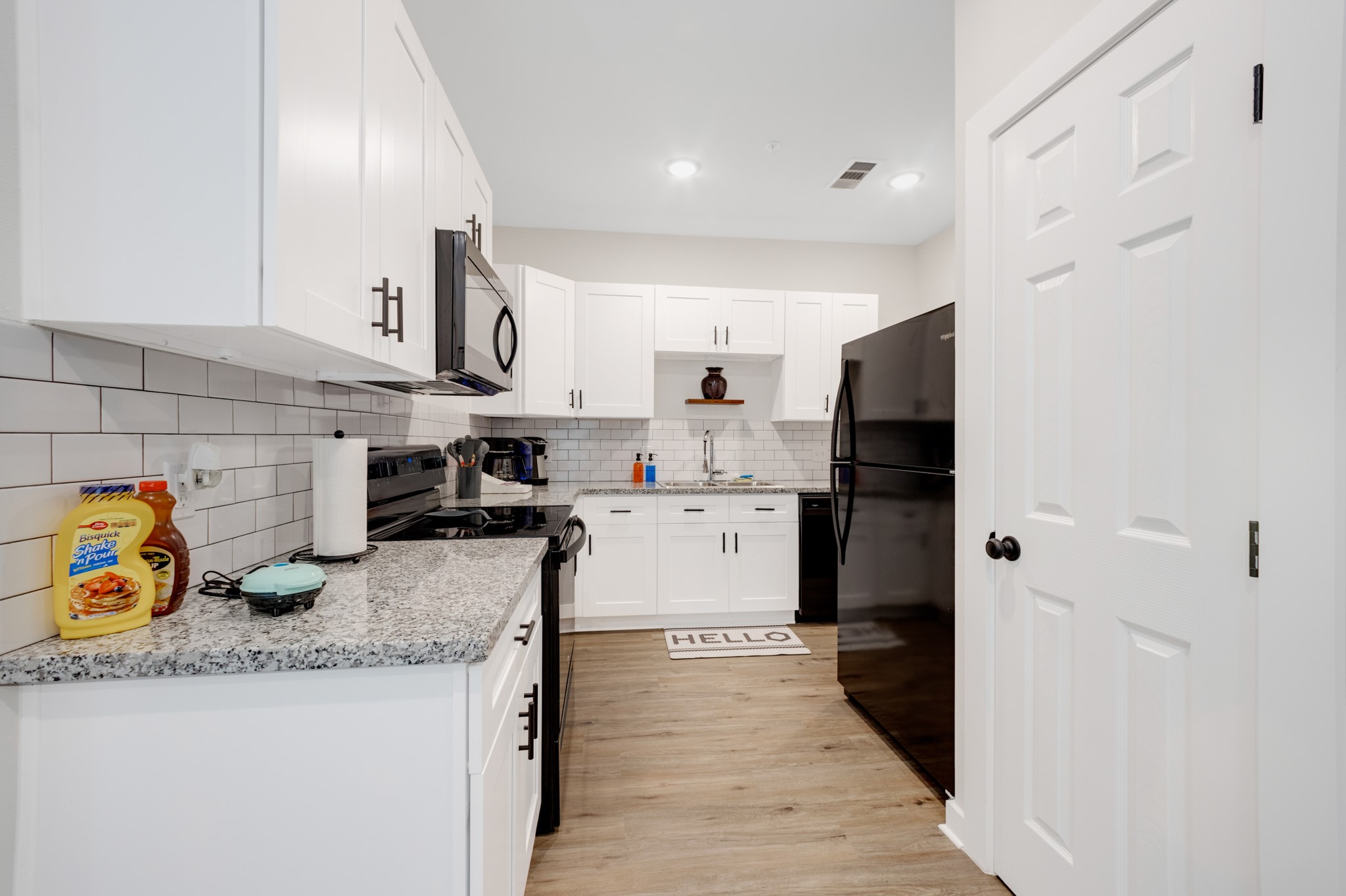 10317 Lake Road, Unit 9D Houston, TX 77070 - Photo 14 of 20 a kitchen with granite countertop lots of counter top space and appliances