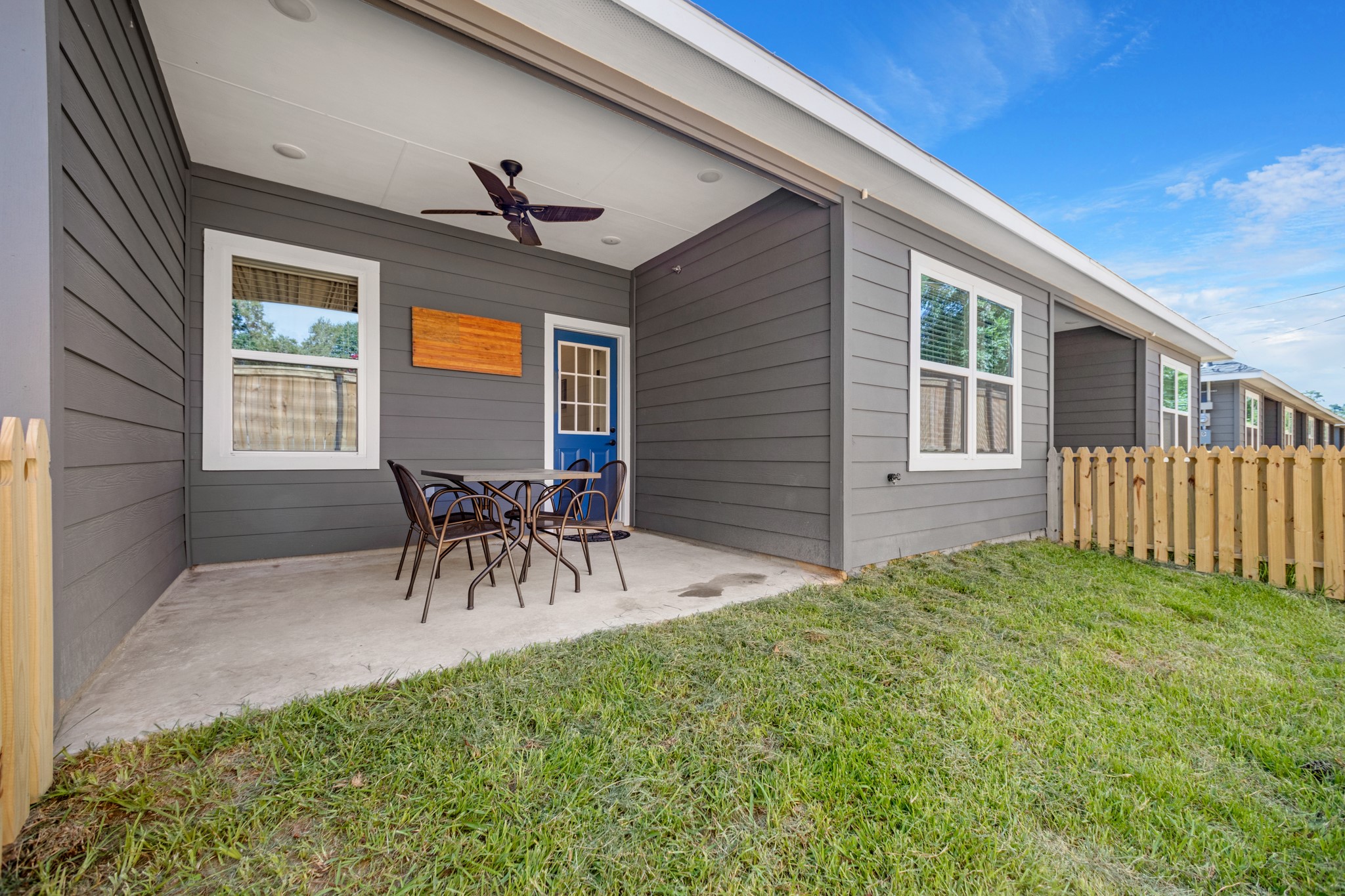 10317 Lake Road, Unit 9D Houston, TX 77070 - Photo 20 of 20 a view of a porch with chairs and table in patio