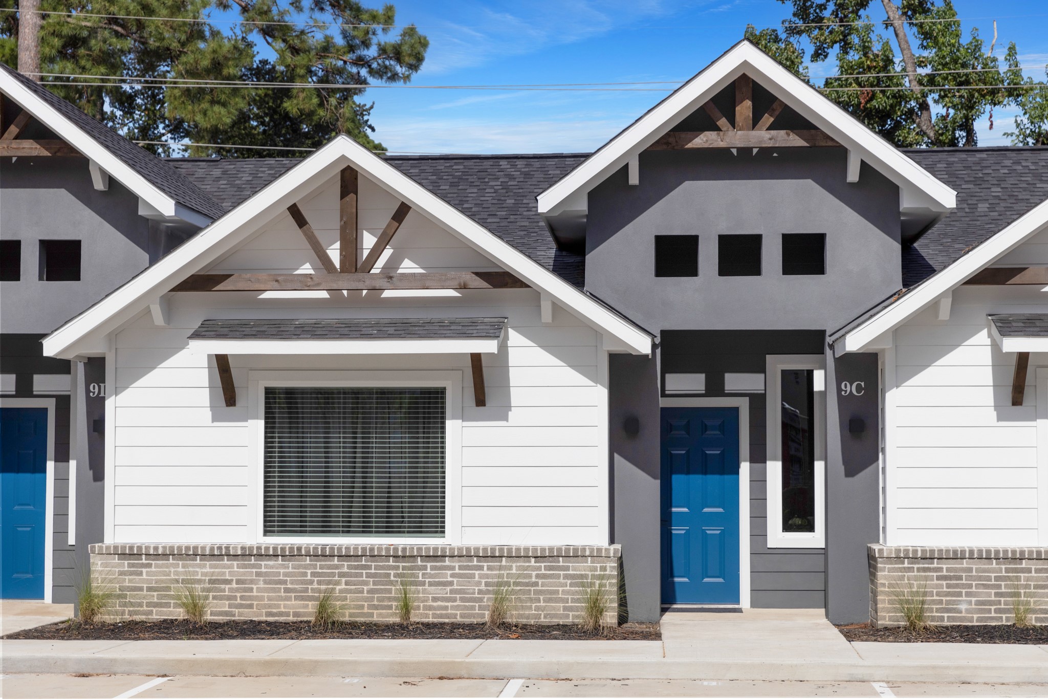 10317 Lake Road, Unit 9D Houston, TX 77070 - Photo 2 of 20 a front view of a house with plants