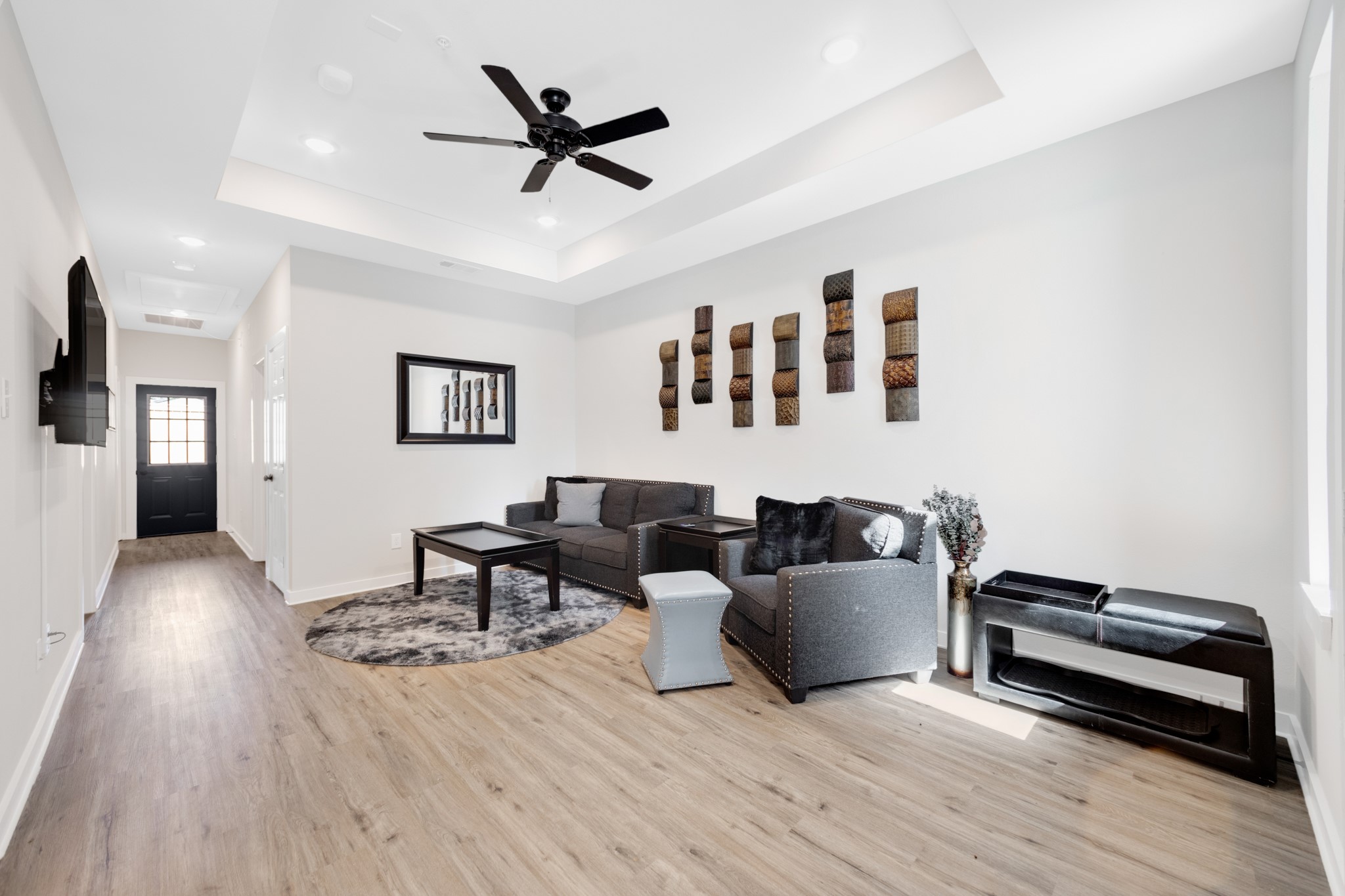 10317 Lake Road, Unit 9D Houston, TX 77070 - Photo 4 of 20 a living room with furniture and a wooden floor