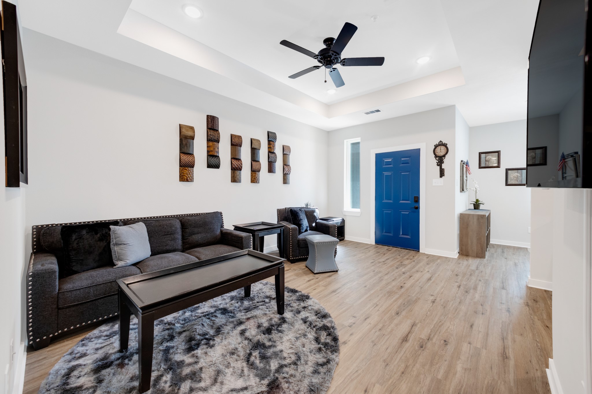 10317 Lake Road, Unit 9D Houston, TX 77070 - Photo 6 of 20 a living room with furniture