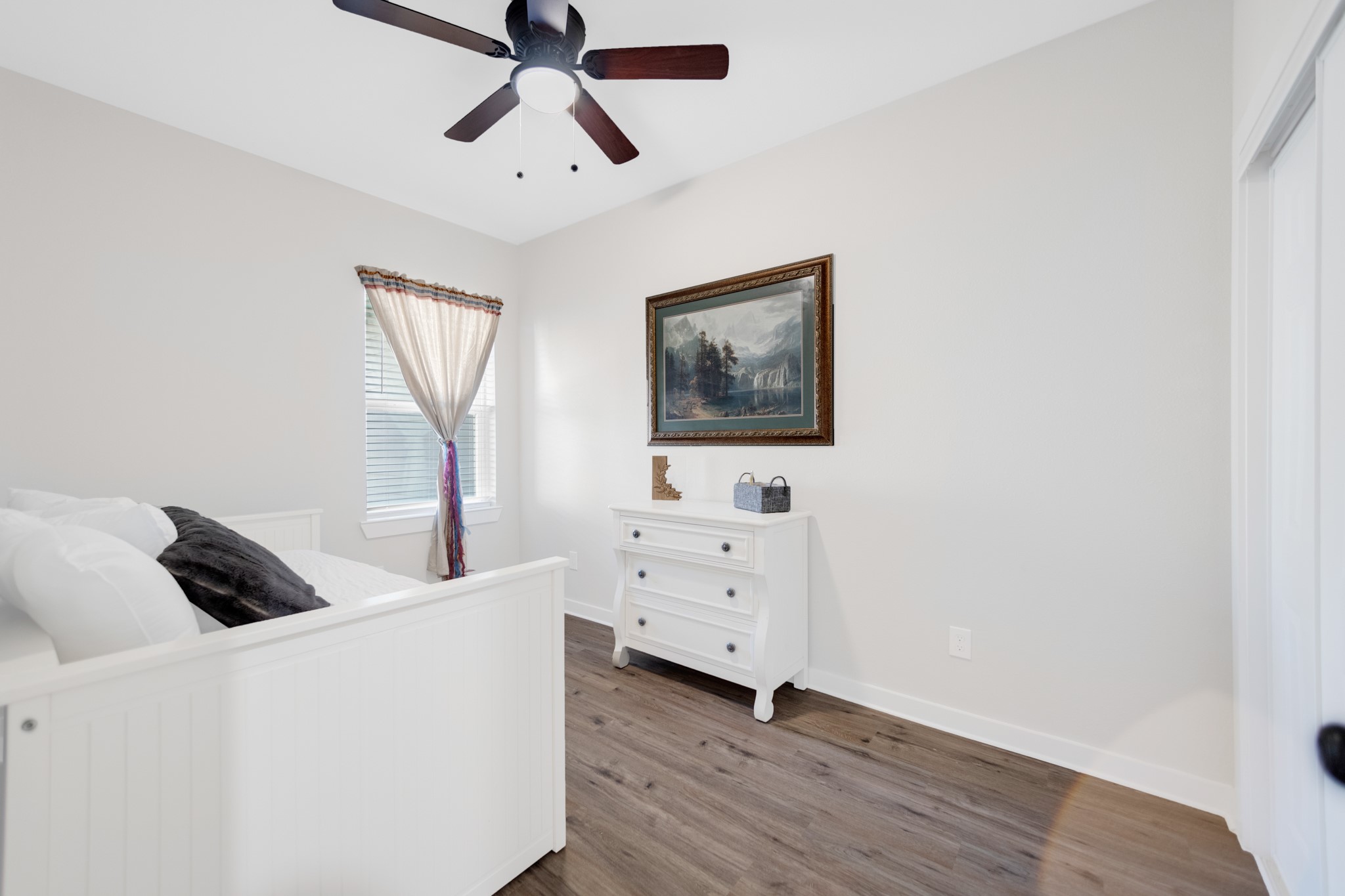10317 Lake Road, Unit 9D Houston, TX 77070 - Photo 7 of 20 a living room with furniture and a window