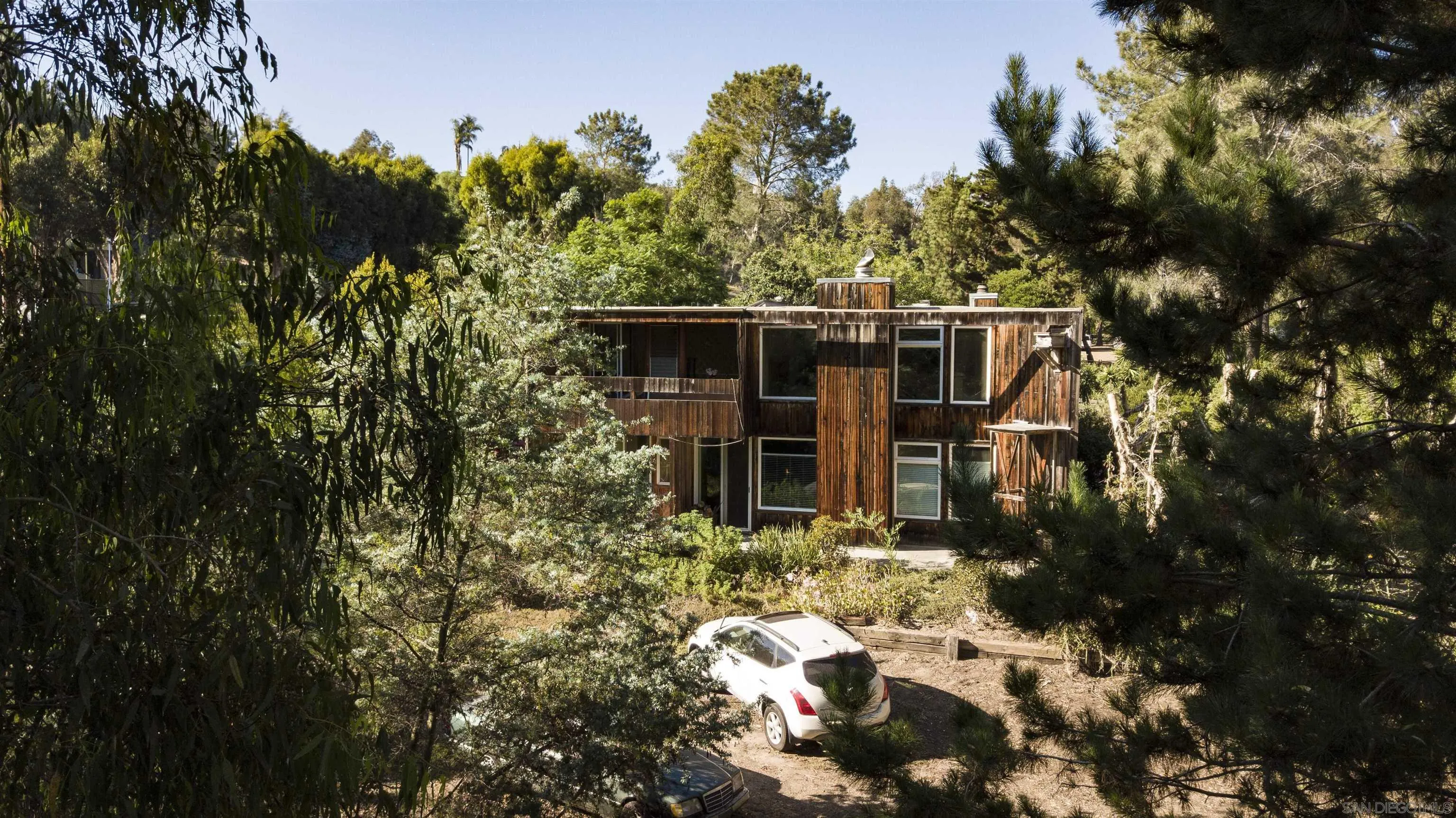 4954 Sun Valley Road Del Mar, CA 92014 - Photo 28 of 32 a front view of a house with a garden