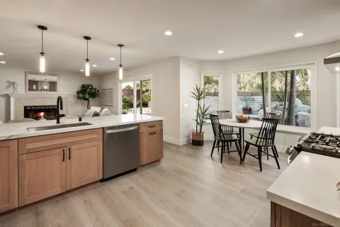 a large kitchen with kitchen island a large island in it
