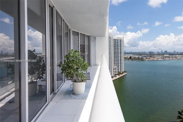 $5,500 | 465 Brickell Avenue, Unit 2705, Miami, FL 33131