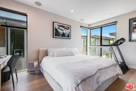 $1,599,000 | 4425 North Studio Place, Studio City, CA 91602