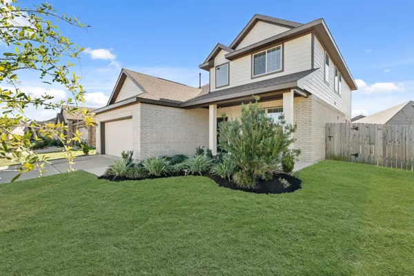 a view of a house with backyard and garden
