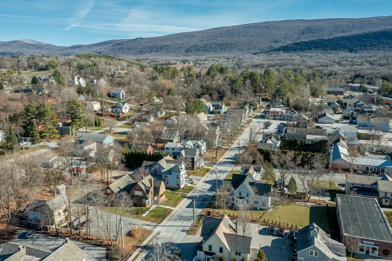 53 Elm Street Manchester, VT 05255 - Photo 4 of 23