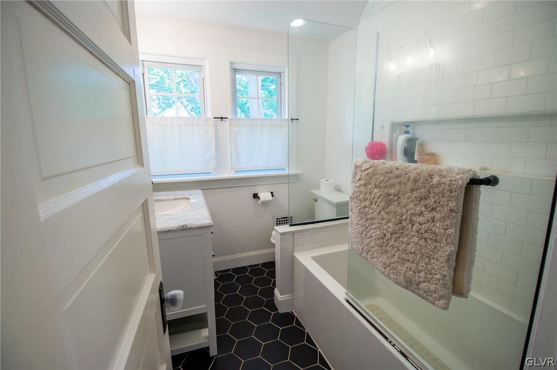 817 Easton Road Riegelsville, PA 18077 - Photo 26 of 43 a bathroom with a bathtub sink and toilet