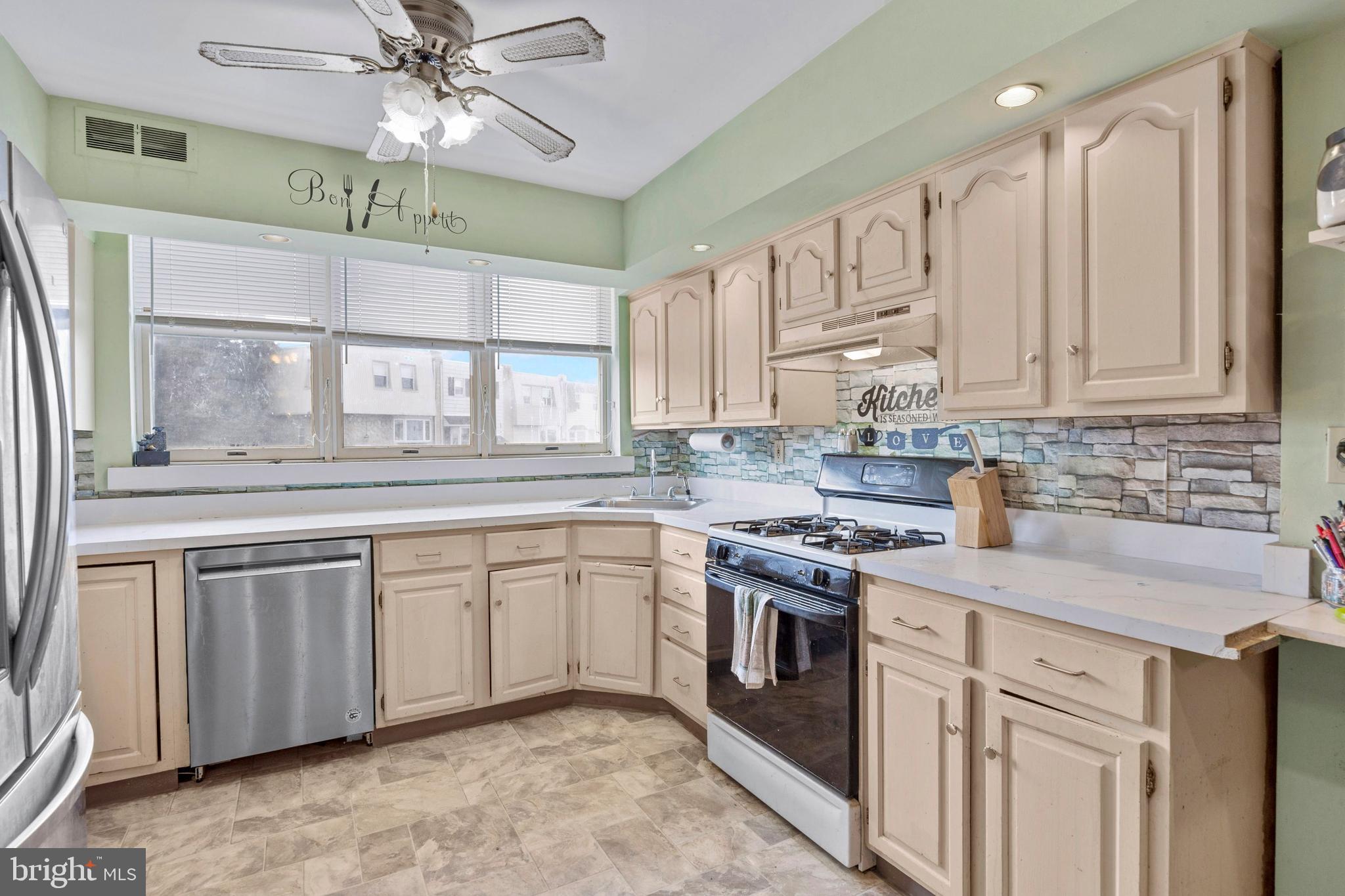 4121 Farmdale Road Philadelphia, PA 19154 - Photo 5 of 28 Gallery Image 5