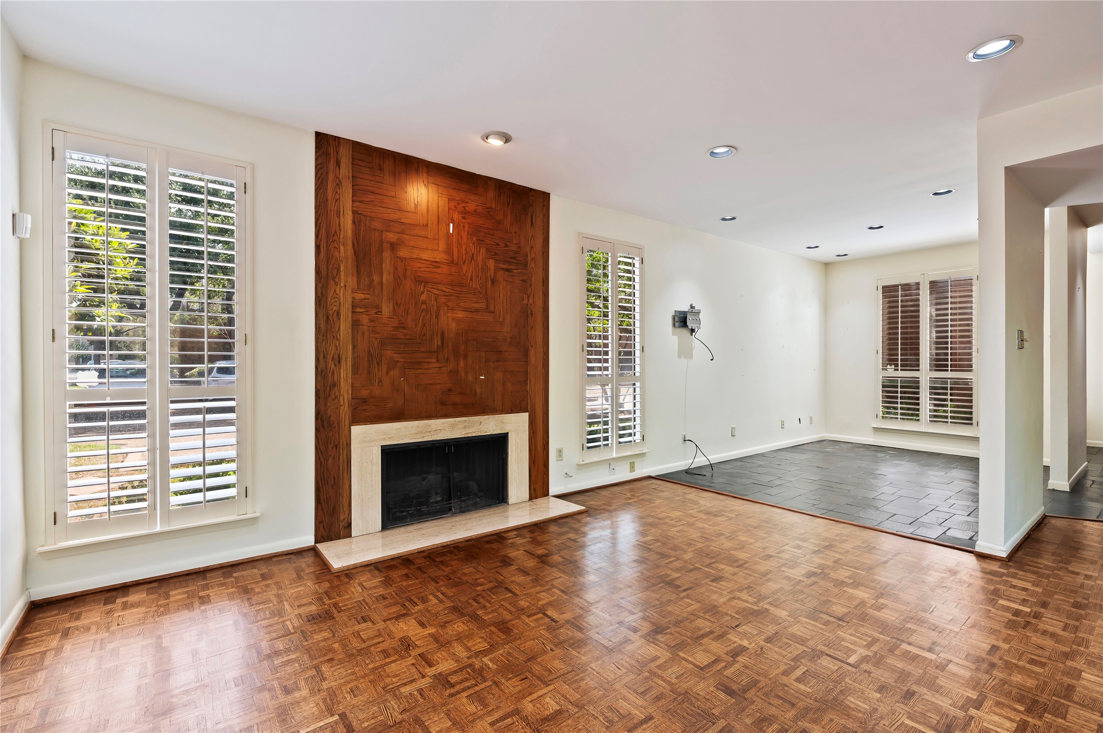 5300 Mercer Street, Unit 7 Houston, TX 77005 - Photo 6 of 41 Spacious living area with unique architecture