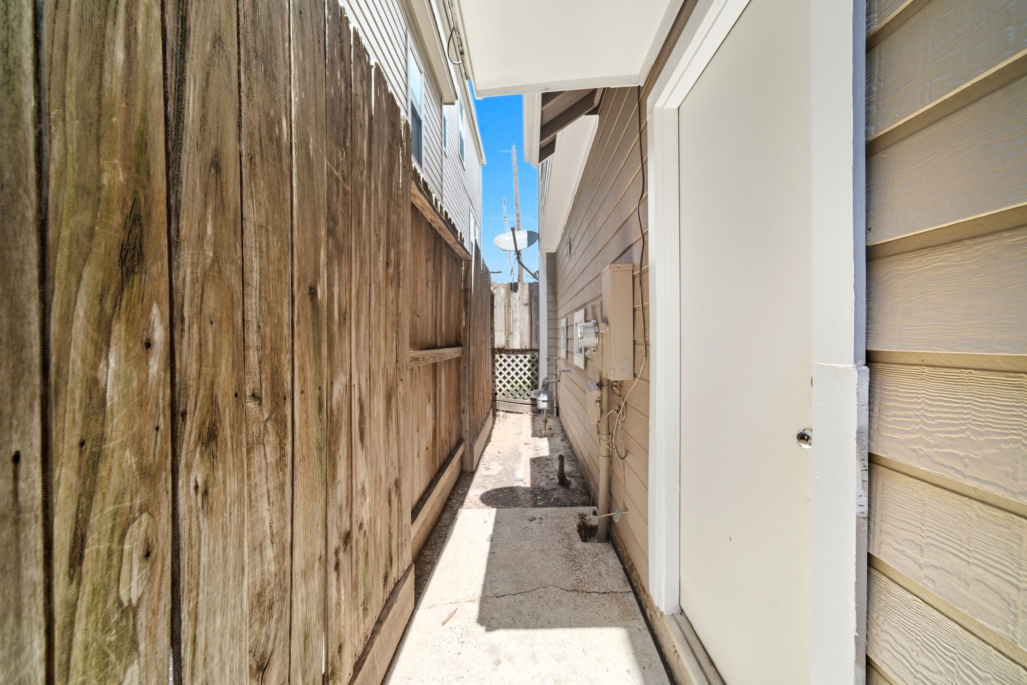 1507 Sutton Street Houston, TX 77006 - Photo 21 of 22 a view of a corridor