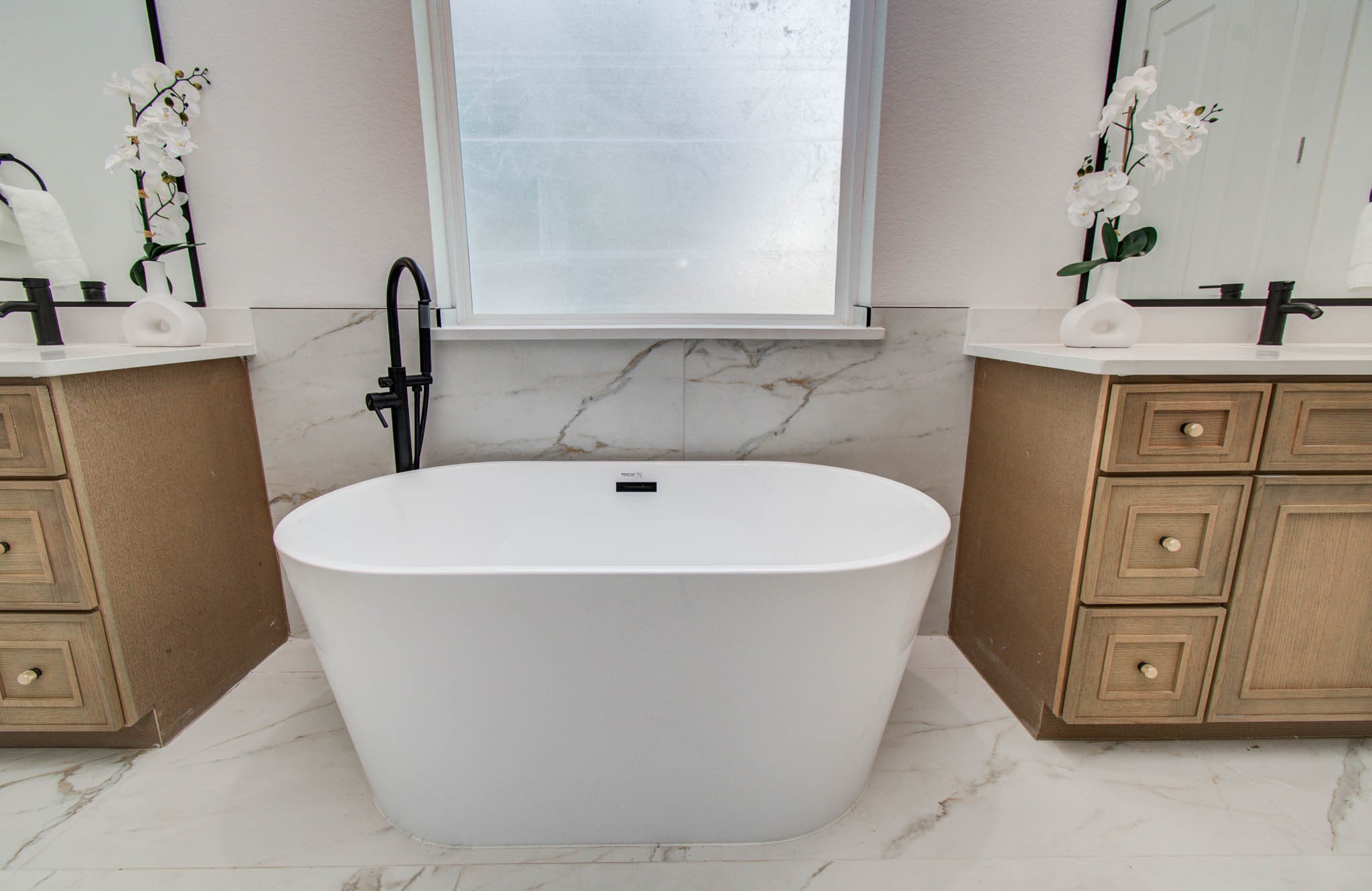 1802 Rollingwood Drive Huntsville, TX 77340 - Photo 18 of 38 a white bath tub sitting in a bathroom