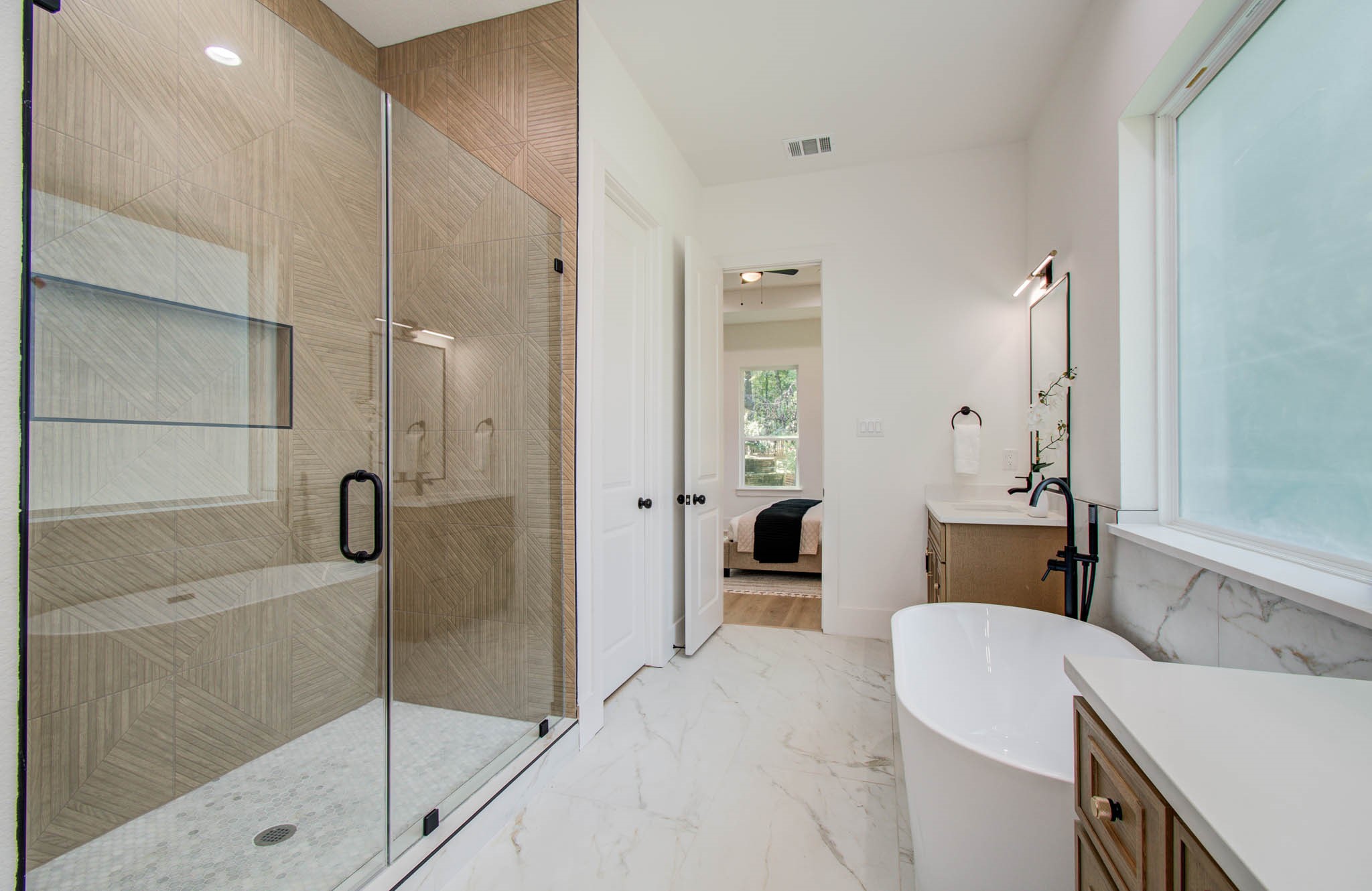 1802 Rollingwood Drive Huntsville, TX 77340 - Photo 19 of 38 a bathroom with a sink a toilet and shower