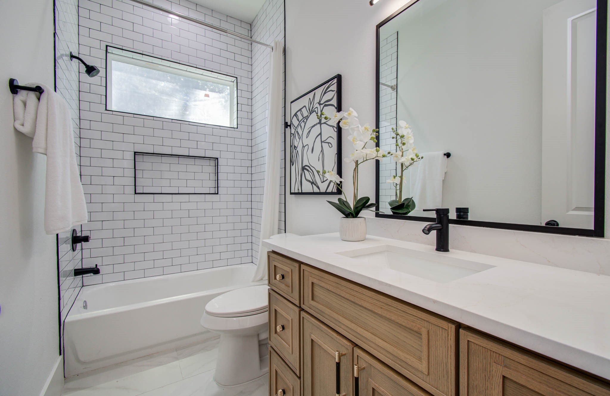 1802 Rollingwood Drive Huntsville, TX 77340 - Photo 4 of 38 a bathroom with a sink a toilet and a bathtub