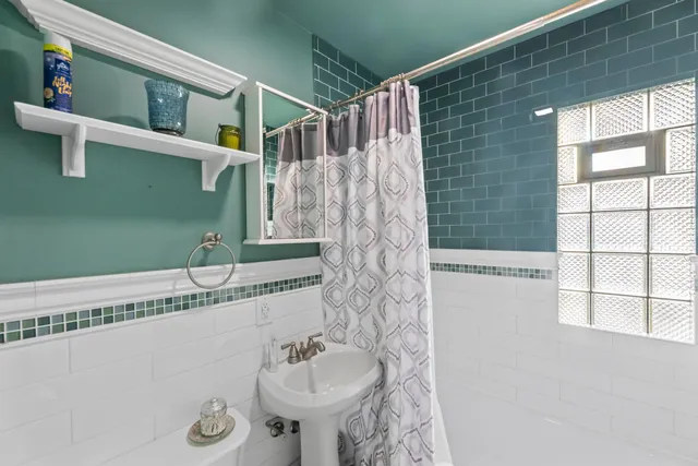 $250,000 | 8603 West Stuth Avenue, West Allis, WI 53227