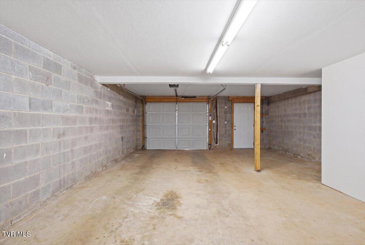 2201 Cherokee Road, Unit 16 Johnson City, TN 37604 - Photo 21 of 35 24-DSC07347_declutter_a0f6f7c5