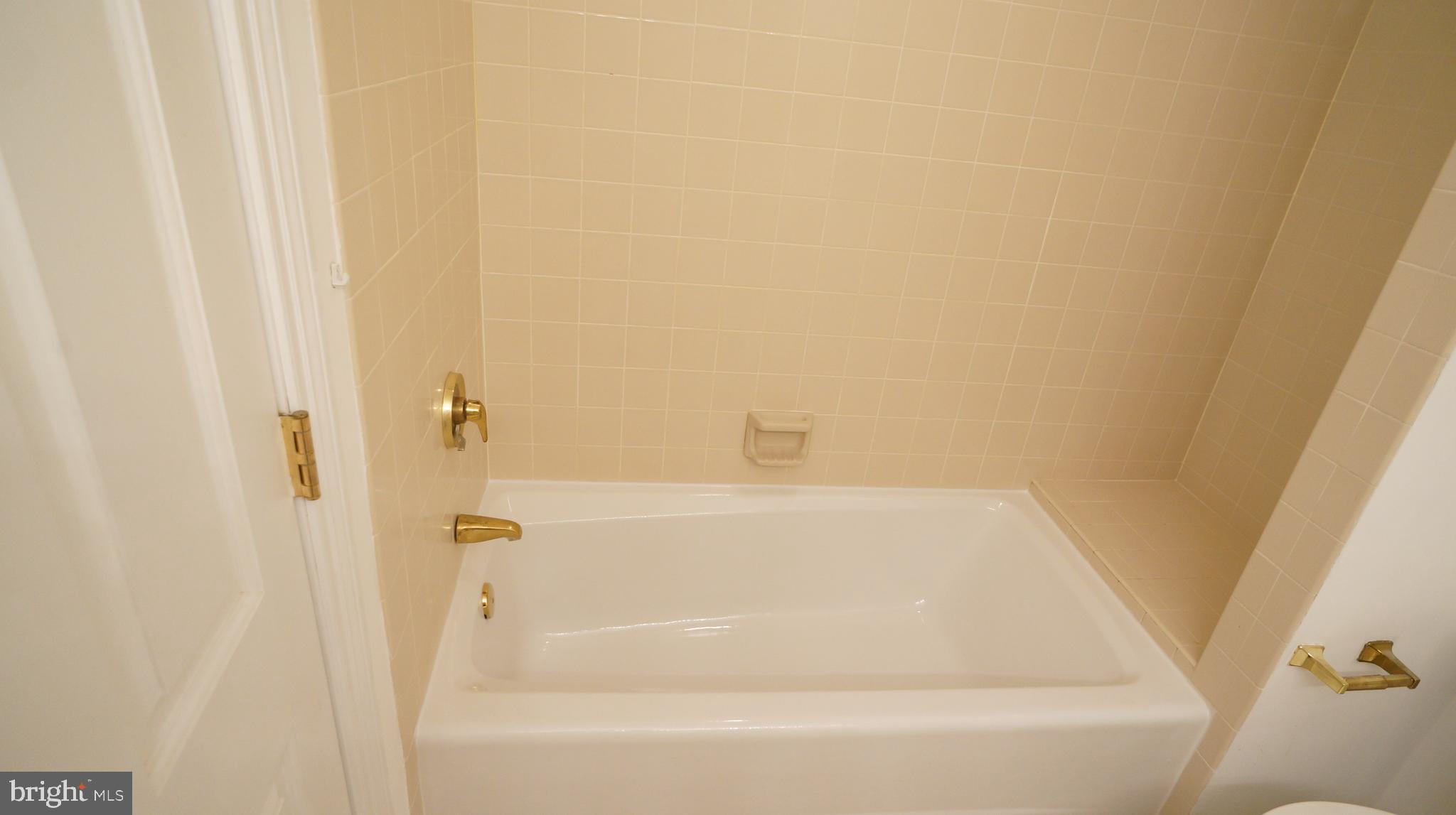 10 East Lee Street, Unit 705 Baltimore, MD 21202 - Photo 29 of 48 a bathroom with a bathtub