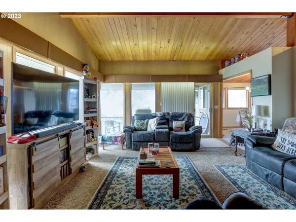 $5,750,000 | 7820 Southeast Amity Road, Amity, OR 97101