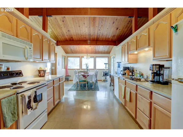 $5,750,000 | 7820 Southeast Amity Road, Amity, OR 97101