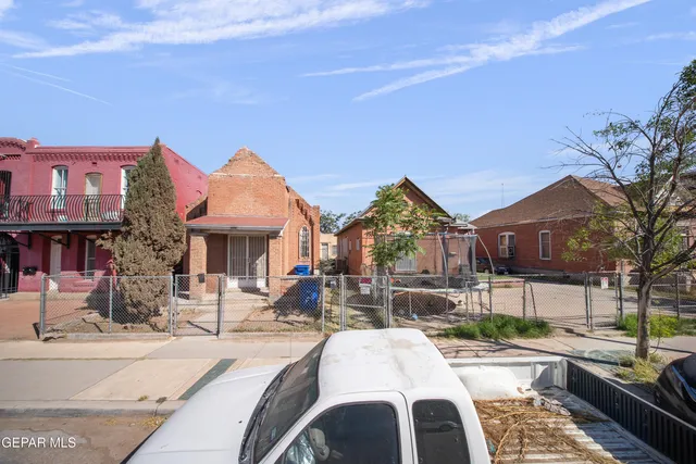 a view of a house with cars park