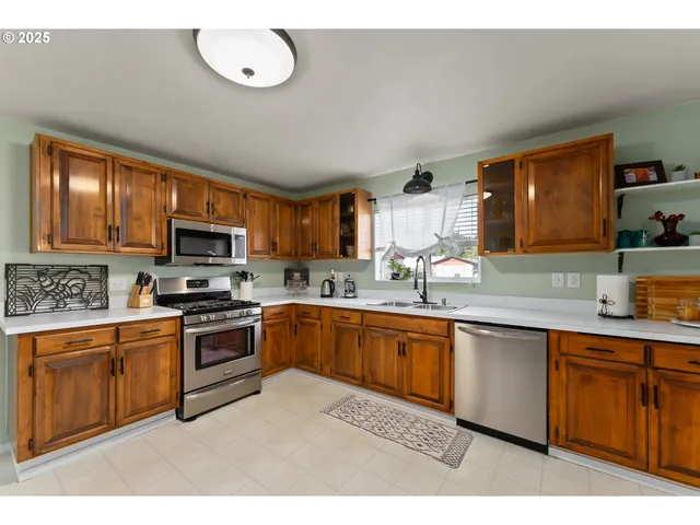 $364,900 | 2104 Northwest Calkins Avenue, Roseburg, OR 97471