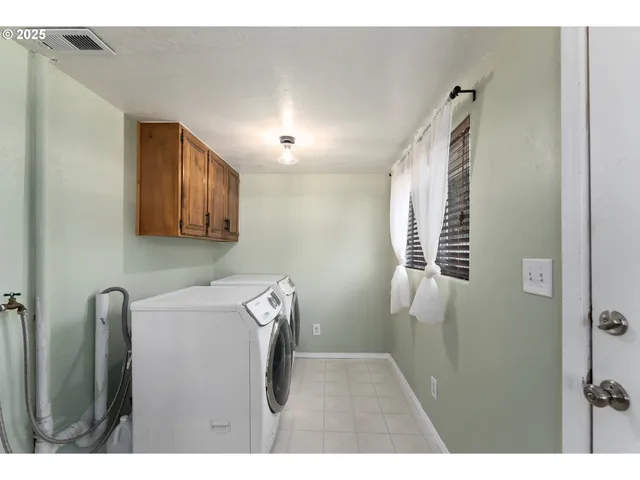 $364,900 | 2104 Northwest Calkins Avenue, Roseburg, OR 97471