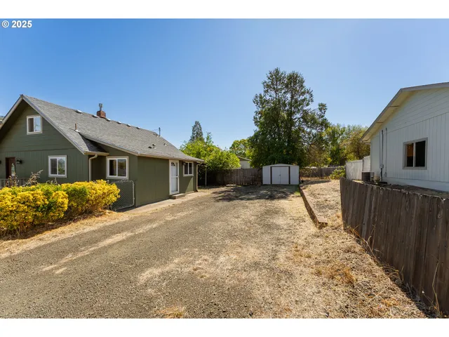 $364,900 | 2104 Northwest Calkins Avenue, Roseburg, OR 97471