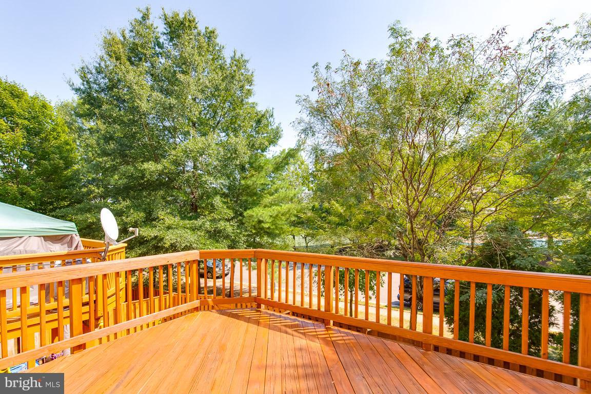 14817 Edman Road Centreville, VA 20121 - Photo 13 of 30 Entertain with deck off kitchen