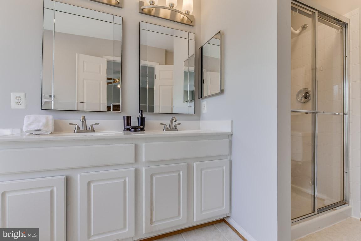 14817 Edman Road Centreville, VA 20121 - Photo 20 of 30 Master BA with dual vanities and seperate shower.